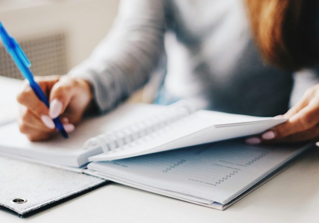 bookkeeping-writing-in-notepad